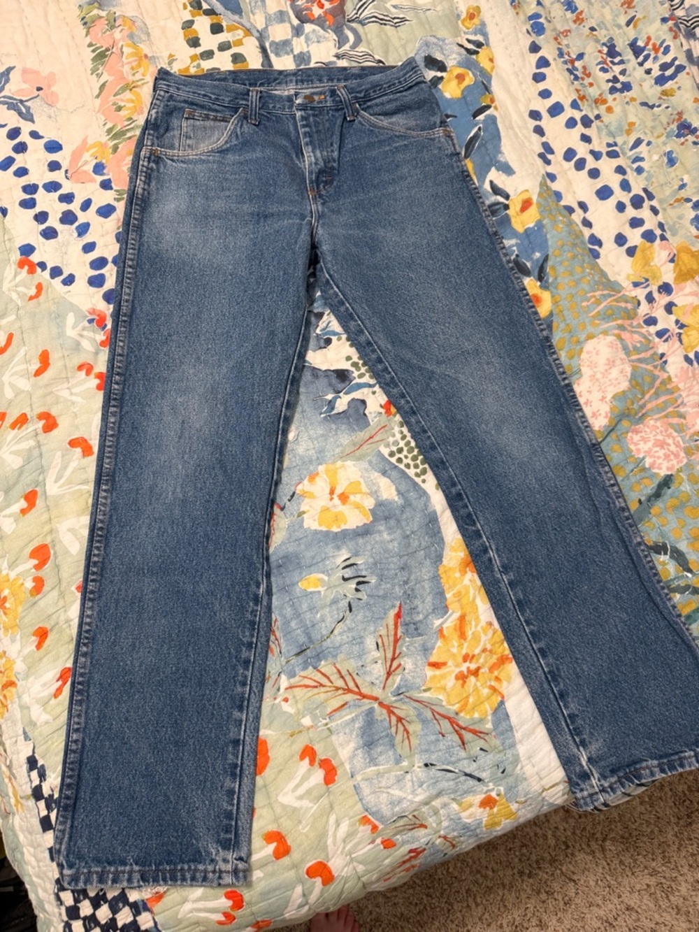 Straight-Leg Jeans in Medium Blue Wash